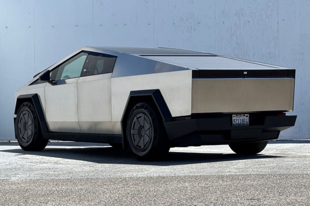 2025 Tesla Cybertruck .