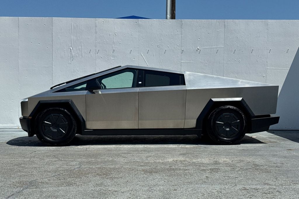 2025 Tesla Cybertruck .
