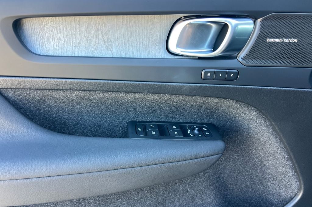 2024 Volvo XC40 B5 Plus Dark Theme