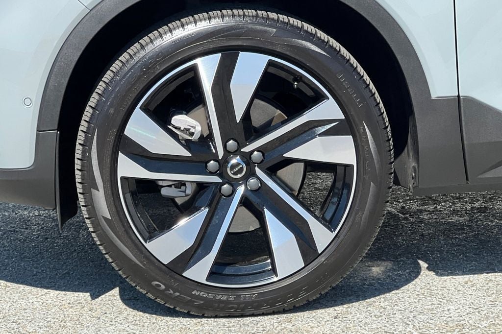 2024 Volvo XC40 B5 Plus Dark Theme