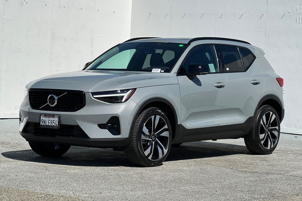 2024 Volvo XC40 B5 Plus Dark Theme
